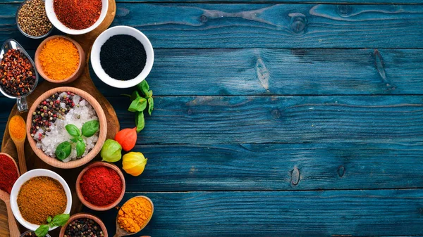 Épices Herbes Sur Une Table Bois Bleu Basilic Poivre Safran — Photo