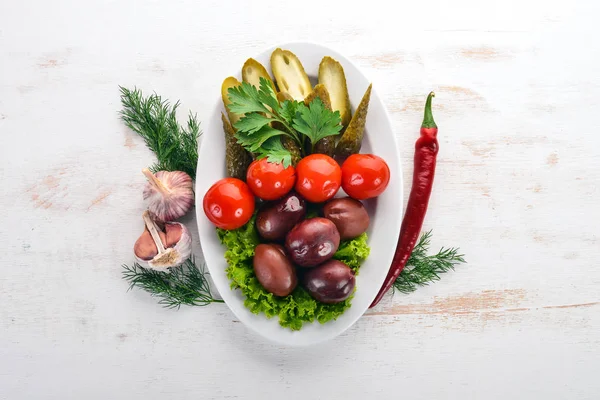 Vegetais Conservados Escabeche Variados Uma Chapa Velho Fundo Madeira Espaço — Fotografia de Stock