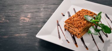 Tatlım pasta. Ahşap bir arka plan üzerinde. Üstten görünüm. Ücretsiz kopya alanı.