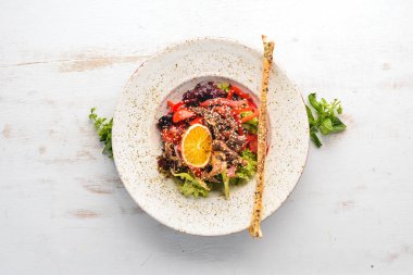 Dana eti, mantar ve susam ile taze sebze salatası. Eski arka plan üzerinde. Ücretsiz kopya alanı. Üstten görünüm.