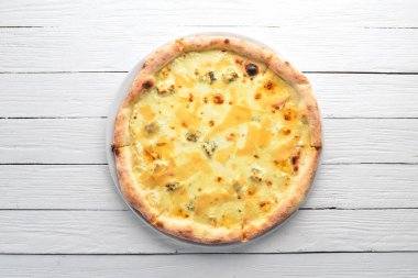 Peynirli pizza. Geleneksel İtalyan yemeği. Eski arka plan üzerinde. Üstten görünüm. Metniniz için boş alan.