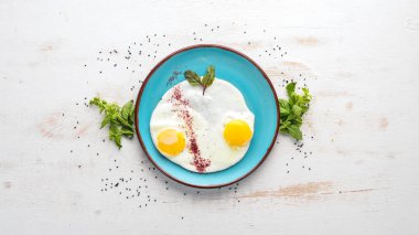 Kahvaltı. Kızarmış yumurta. Üstten görünüm. Metniniz için boş alan. Ahşap bir arka plan üzerinde.