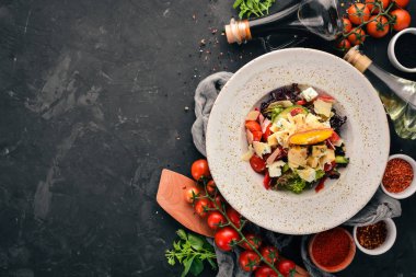 Mavi peynir ve parmesan peyniri ile taze sebze salatası. Eski arka plan üzerinde. Ücretsiz kopya alanı. Üstten görünüm.