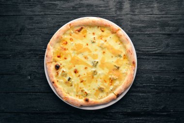 Peynirli pizza. Geleneksel İtalyan yemeği. Eski arka plan üzerinde. Üstten görünüm. Metniniz için boş alan.