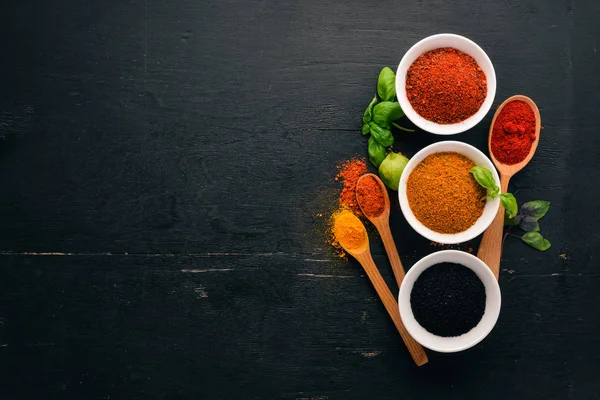 Koření Byliny Dřevěném Prkénku Pepř Sůl Paprika Bazalka Kurkuma Černé — Stock fotografie