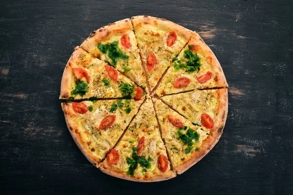 Pizzaa Kirsikkatomaateilla Suluguni Juustolla Basilikalla Italialaista Ruokaa Puupohjalla Vapaa Tila — kuvapankkivalokuva