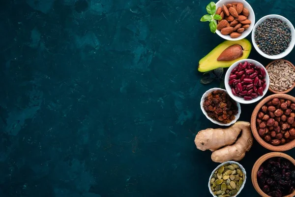 Superfoods Egészséges Élelmiszer Dió Bogyók Gyümölcsök Hüvelyesek Fekete Háttér Felülnézet — Stock Fotó
