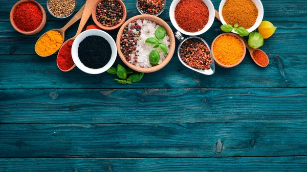 Specerijen Kruiden Een Blauwe Houten Tafel Basilicum Paprika Saffraan Kruiden — Stockfoto