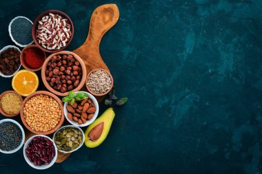 Superfoods sağlıklı gıda. Fındık, çilek, meyve ve baklagiller. Siyah taş arka plan üzerinde. Üstten görünüm. Ücretsiz kopya alanı.