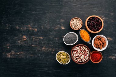çeşitli superfoods kâse. Siyah ahşap arka plan üzerinde. Üstten görünüm. Ücretsiz kopya alanı.
