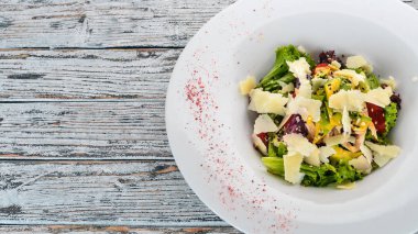 Sebze salatası tavuk fileto ve avokado. Ahşap bir arka plan üzerinde. Metin için özgür yer. Üstten görünüm.