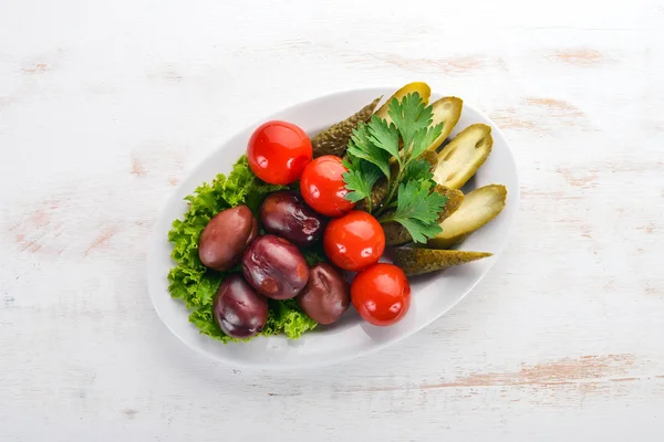 Vegetais Conservados Escabeche Variados Uma Chapa Velho Fundo Madeira Espaço — Fotografia de Stock