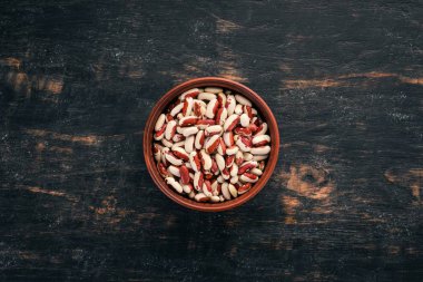 Bean siyah bir ahşap zemin üzerine. Üstten görünüm. Ücretsiz kopya alanı.