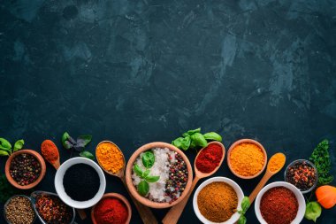 Baharat ve otlar taş bir tablo kümesi. Hint geleneksel baharat. Üstten görünüm. Ücretsiz kopya alanı.