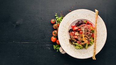 Dana eti, mantar ve susam ile taze sebze salatası. Eski arka plan üzerinde. Ücretsiz kopya alanı. Üstten görünüm.