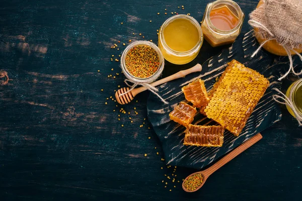 Uppsättning Honung Och Bee Produkter Honung Honeycomb Svart Trä Bakgrund — Stockfoto