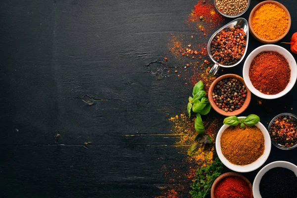 Specerijen Kruiden Een Houten Bord Peper Zout Paprika Basilicum Kurkuma — Stockfoto