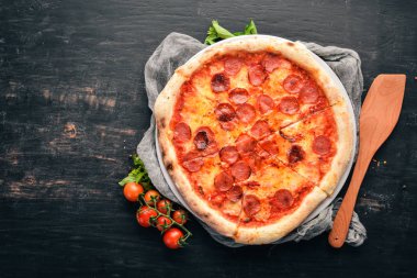 Sosis ve domates sosu ile pizza Margarita. Ahşap bir arka plan üzerinde. Üstten görünüm. Metniniz için boş alan.