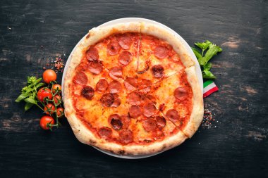 Sosis ve domates sosu ile pizza Margarita. Ahşap bir arka plan üzerinde. Üstten görünüm. Metniniz için boş alan.