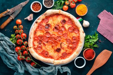 Sosis ve domates sosu ile pizza Margarita. Ahşap bir arka plan üzerinde. Üstten görünüm. Metniniz için boş alan.