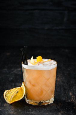 Viski Sauer. Bardakta alkollü kokteyl. Ahşap bir arka planda. Üst görünüm. Ücretsiz kopya alanı.