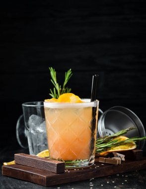 Viski Sauer. Bardakta alkollü kokteyl. Ahşap bir arka planda. Üst görünüm. Ücretsiz kopya alanı.