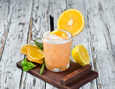 Viski Sauer. Bardakta alkollü kokteyl. Ahşap bir arka planda. Üst görünüm. Ücretsiz kopya alanı.