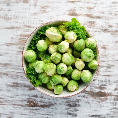 Beyaz ahşap arka planda Brüksel lahana. Sebze. Üst görünüm. Metniniz için boş alan.