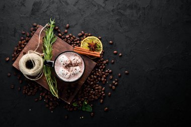 Süt, fındık ve marshmallow ile cappuccino. Siyah taş arka planda. Üst görünüm. Ücretsiz kopya alanı.