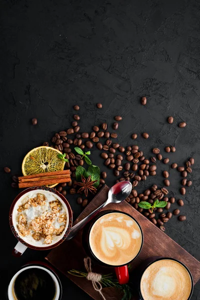 Cappuccino Com Leite Nozes Marshmallow Fundo Pedra Preta Vista Superior — Fotografia de Stock
