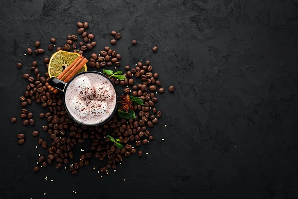 Cappuccino Med Mjölk Och Nötter Och Marshmallow Svart Sten Bakgrund — Stockfoto