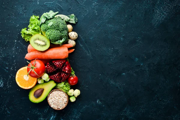 Biolebensmittel Auf Schwarzem Steinhintergrund Gemüse Und Obst Ansicht Von Oben — Stockfoto