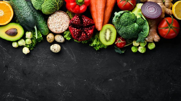 Organikus Étel Fekete Háttérrel Zöldségek Gyümölcsök Első Látásra Szabad Másolási — Stock Fotó