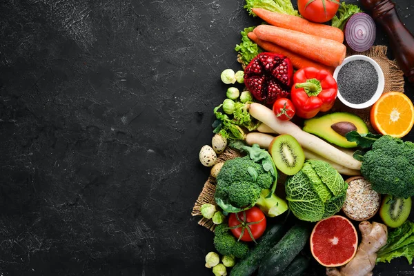 黑色石头背景上的有机食物 蔬菜和水果 顶部视图 免费复制空间 — 图库照片