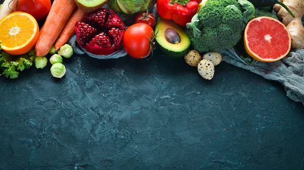 Comida Orgânica Fundo Pedra Preta Legumes Frutas Vista Superior Espaço — Fotografia de Stock