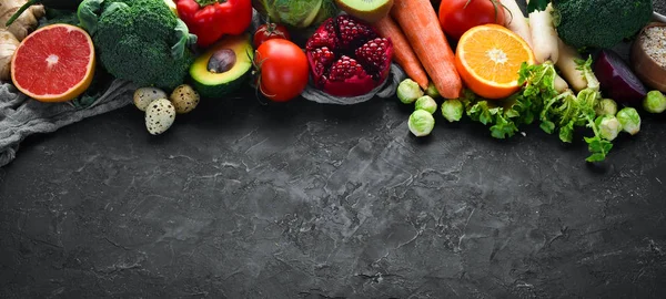 黑色石头背景上的有机食物 蔬菜和水果 顶部视图 免费复制空间 — 图库照片