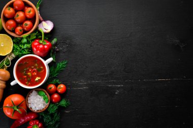 Bitkisel arka plan. Masaya taze domates, biber, soğan ve maydanoz. Üst görünüm. Siyah bir arka planda. Metin için boş alan.