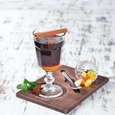 Sıcak kış şarap kokteyli. Ahşap bir arka planda. Üst görünüm. Ücretsiz kopya alanı.