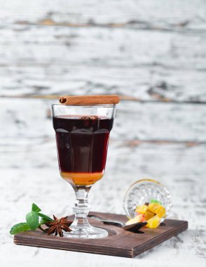 Sıcak kış şarap kokteyli. Ahşap bir arka planda. Üst görünüm. Ücretsiz kopya alanı.