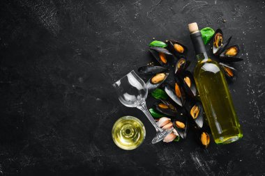 Bir şişe beyaz şarap ve midye. Üst görünüm. Metniniz için boş alan. Eski arka planda.