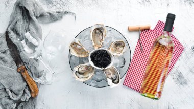 Taze buz ve beyaz şarap ile istiridye. Deniz ürünleri. Üstten Görünüm. Ücretsiz kopya alanı.