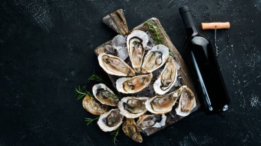 Buz ve kırmızı şarap taze istiridye. Deniz ürünleri. Üstten Görünüm. Ücretsiz kopya alanı.