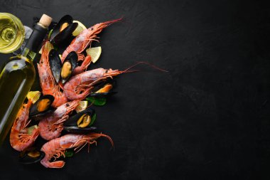 Bir şişe şarap ve deniz ürünleri. Üstten Görünüm. Metniniz için boş alan. Eski arka plan üzerinde.