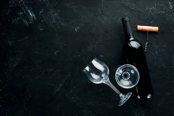 Una Botella Vino Tinto Sobre Fondo Piedra Negra Vista Superior —  Fotos de Stock