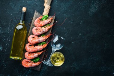 Bir şişe beyaz şarap ile karides. Üstten Görünüm. Metniniz için boş alan. Eski arka plan üzerinde.