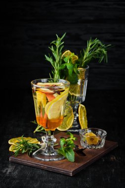 Beyaz şarap, bal ve limon kokteyl sıcak. Ahşap bir arka plan üzerinde. Üstten Görünüm. Ücretsiz kopya alanı.