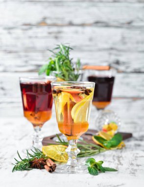 Beyaz şarap, bal ve limon kokteyl sıcak. Ahşap bir arka plan üzerinde. Üstten Görünüm. Ücretsiz kopya alanı.