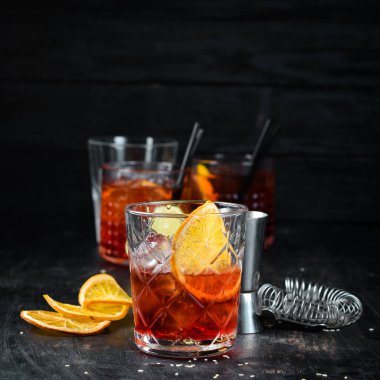 Kokteyl Bulvardye. Viski ve Portakal likörü. Alkollü kokteyl bir cam. Ahşap bir arka plan üzerinde. Üstten Görünüm. Ücretsiz kopya alanı.