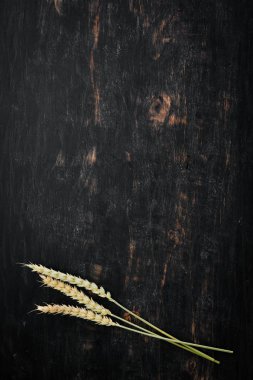 Kuru buğday. Üstten Görünüm. Siyah ahşap arka plan üzerinde. Ücretsiz kopya alanı.