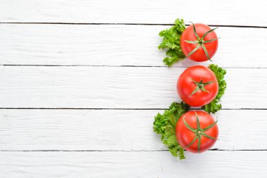 Eski arka plan üzerinde taze kırmızı domates. Üstten Görünüm. Ücretsiz kopya alanı.